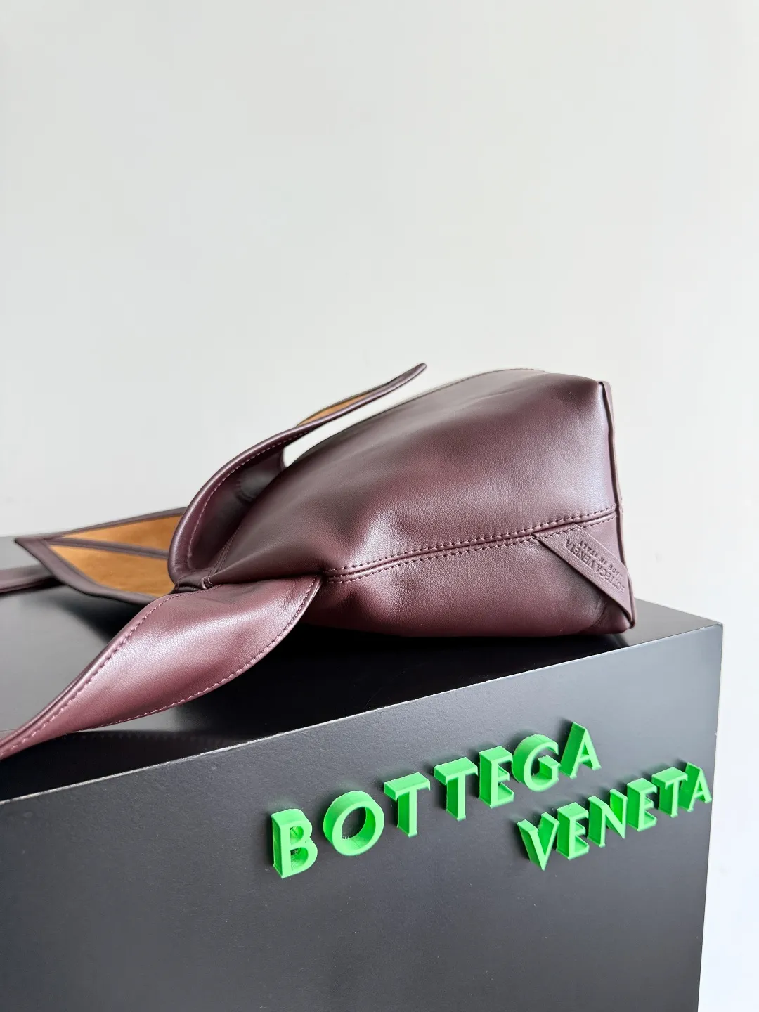 Batch 2220 Bottega Veneta small Sawyer leather model, but still light and soft, the straps can be knotted to adjust the length. Durable and large in capacity, it meets my extremely high standards for small carry-on bags. The texture of cowhide is really amazing, and it can be easily matched with both business and leisure. This bag is a Sawyer Bag that is interpreted with triangles and geometric circles👜. Its soft but indestructible appearance constitutes its fashionable beauty. You can freely adjust the length of the backpack😊No matter how complicated the world is, as long as there is a bag with you, everything will become better, and it is easy for boys and girls to control it! Style number: 815807 Size: 25*17*12cm